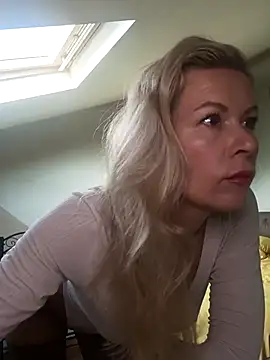 Julia Giulia online show from October 2025 04:53:02 AM