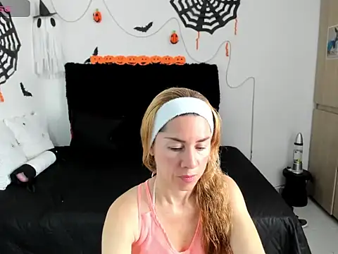 Snapshot of angie_blondies chatting on October 2025 02:39:01 PM angie blondies online show from October 2025 02:39:01 PM