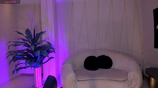 MiaLaurence online show from November 2025 11:55:02 AM