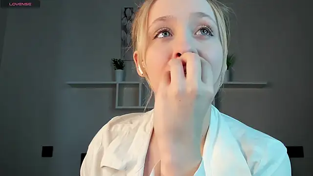 Julliakoill online show from November 2025 07:41:02 AM