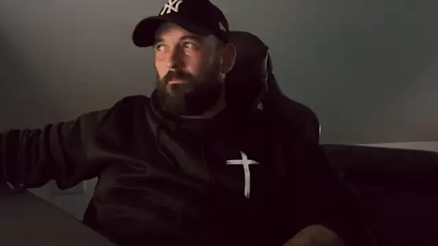 donchriiis92 online show from December 2025 06:26:01 PM