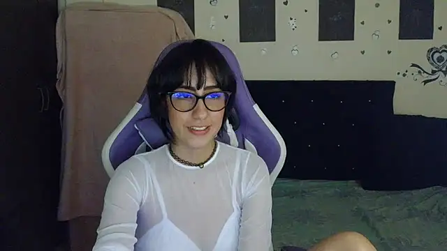 Snapshot of AvlieQueen chatting on July 2026 09:22:01 AM AvlieQueen online show from July 2026 09:22:01 AM
