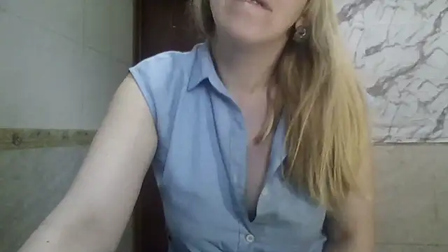 Snapshot of MiyaHottie chatting on April 2026 06:29:02 AM MiyaHottie online show from April 2026 06:29:02 AM