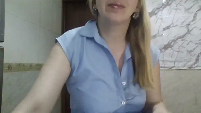 Snapshot of MiyaHottie chatting on May 2026 05:12:01 AM MiyaHottie online show from May 2026 05:12:01 AM