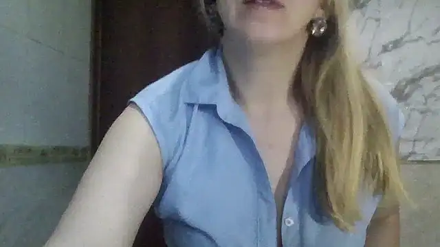 Snapshot of MiyaHottie chatting on May 2026 01:56:01 AM MiyaHottie online show from May 2026 01:56:01 AM