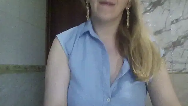 Snapshot of MiyaHottie chatting on June 2026 04:29:02 AM MiyaHottie online show from June 2026 04:29:02 AM