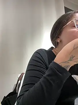 Alyha Cortes online show from December 2025 01:28:02 PM