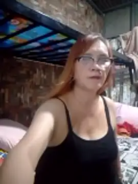 Snapshot of SexyHottMom chatting on April 2026 11:09:01 AM SexyHottMom online show from April 2026 11:09:01 AM