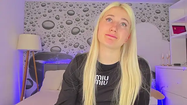 HollyTailors online show from March 2026 01:22:02 PM