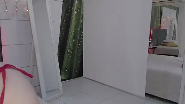 HollyTailors online show from April 2026 05:38:01 AM