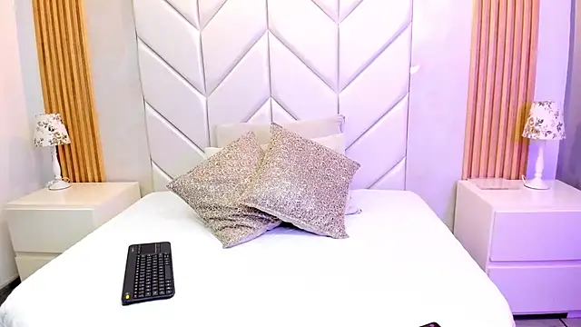 MiaWelkin online show from November 2025 01:33:02 PM