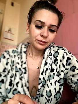 iSelena online show from November 2025 06:56:02 AM