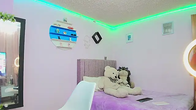 MiSofialeal online show from November 2025 05:56:01 PM