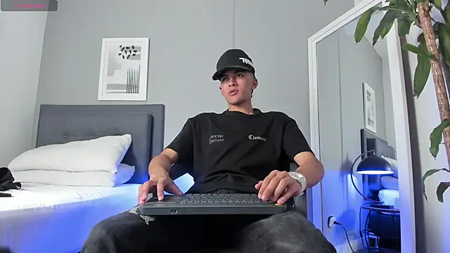 Tylerffoxx online show from September 2025 08:30:01 PM