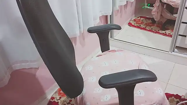Snapshot of _SexyPetite_ chatting on July 2026 09:15:02 AM SexyPetite online show from July 2026 09:15:02 AM