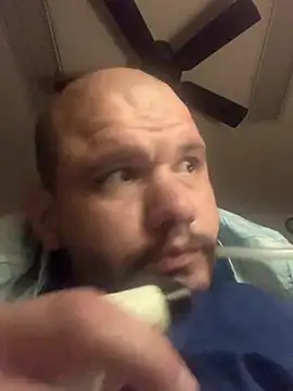 Snapshot of shakeweight chatting on April 2026 05:05:01 AM shakeweight online show from April 2026 05:05:01 AM