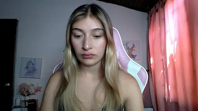 SophiaaLee online show from April 2026 06:05:02 PM