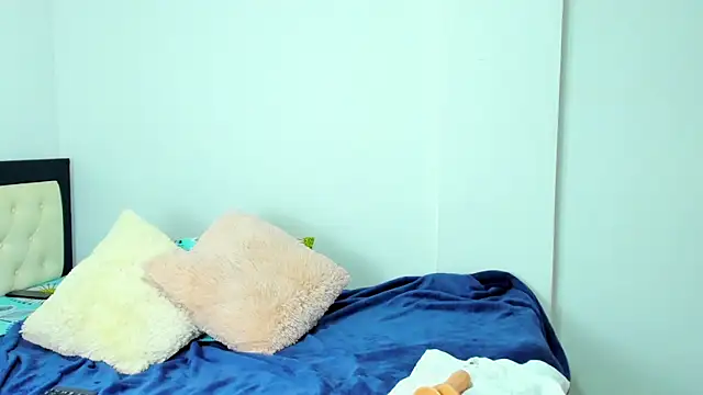 Isabella Holsenn online show from September 2025 09:38:01 PM