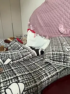 crhong666 online show from February 2026 12:55:01 AM