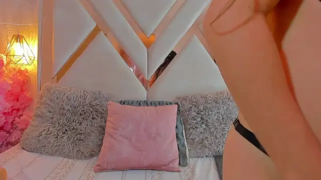 anni honeyriveras online show from April 2026 09:01:01 PM