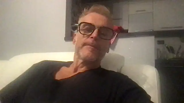 Snapshot of Axl_hot chatting on September 2025 07:16:01 PM Axl hot online show from September 2025 07:16:01 PM