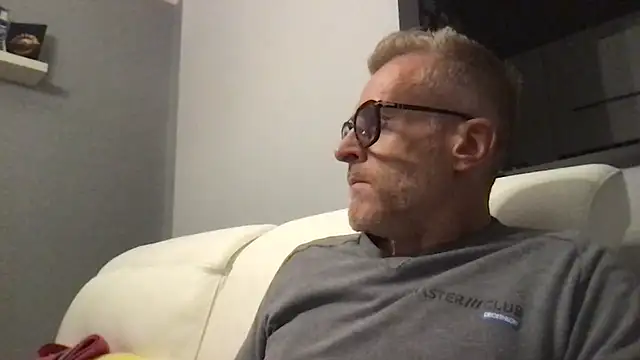 Snapshot of Axl_hot chatting on November 2025 05:23:01 PM Axl hot online show from November 2025 05:23:01 PM