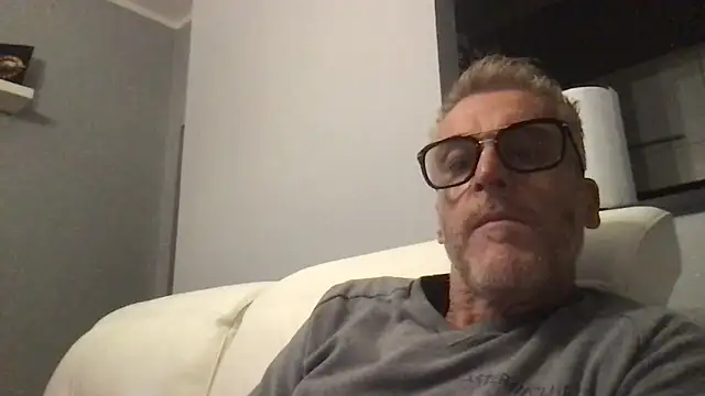 Axl hot online show from November 2025 08:51:01 PM