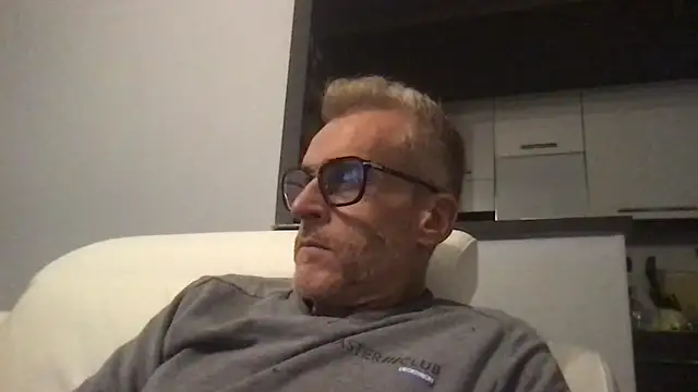 Axl hot online show from November 2025 09:09:02 PM