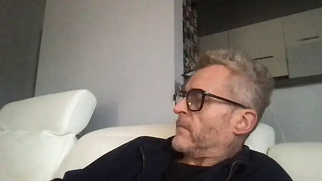 Axl hot online show from January 2026 02:19:01 PM