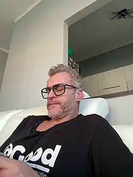 Axl hot online show from February 2026 11:17:01 AM