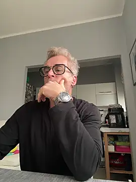 Axl hot online show from March 2026 08:32:02 AM