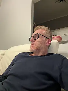 Axl hot online show from March 2026 06:46:01 PM