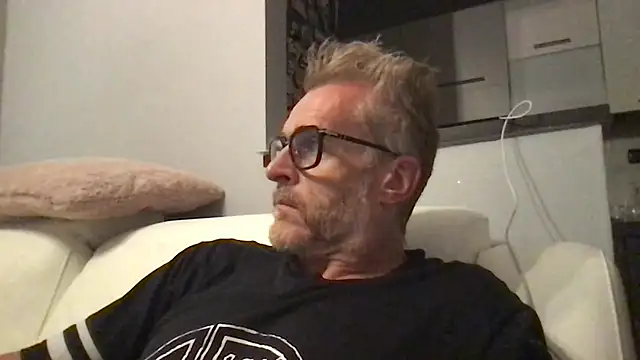 Snapshot of Axl_hot chatting on June 2026 10:24:02 PM Axl hot online show from June 2026 10:24:02 PM