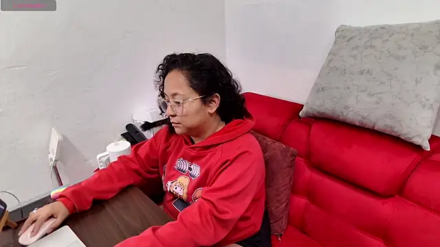 Sophiaburton online show from September 2025 07:08:01 PM