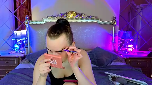 Kelly Cartier online show from November 2025 12:17:01 PM