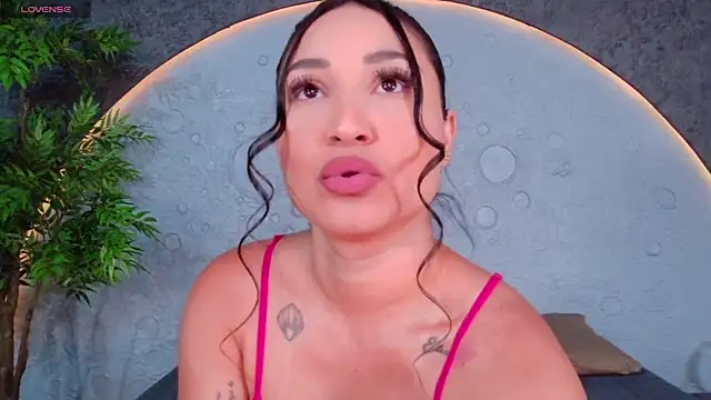 Snapshot of ReinaChloe chatting on May 2026 04:35:01 PM ReinaChloe online show from May 2026 04:35:01 PM