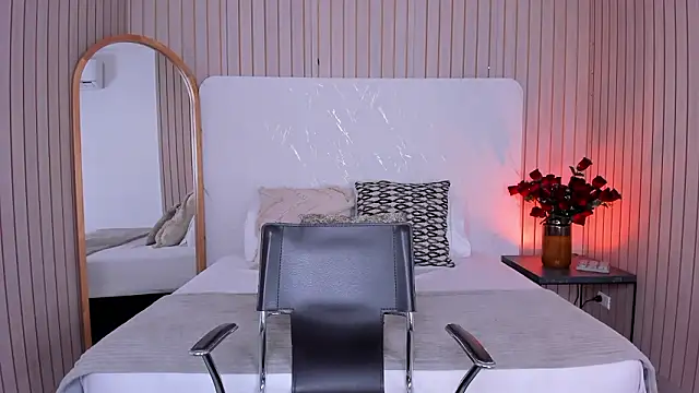 Snapshot of EmelyParker chatting on February 2026 01:36:01 AM EmelyParker online show from February 2026 01:36:01 AM