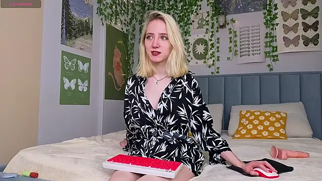 EmmaNovak online show from December 2025 04:05:01 PM