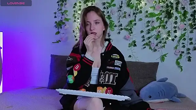 EmmaNovak online show from April 2026 08:17:01 PM