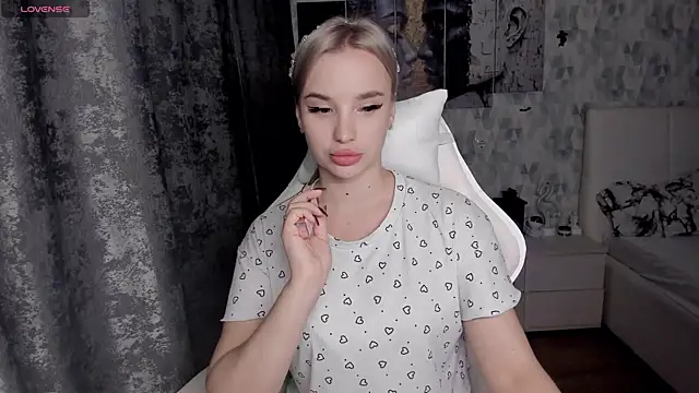 KiraKrox online show from November 2025 07:37:01 PM