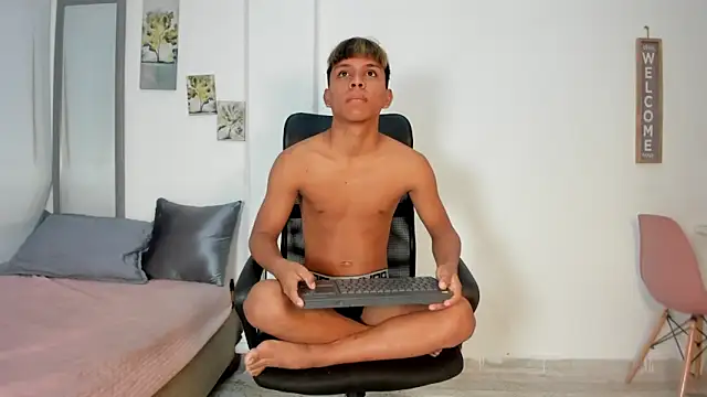 Snapshot of tyler_twink_boy chatting on May 2026 01:16:01 PM tyler twink boy online show from May 2026 01:16:01 PM