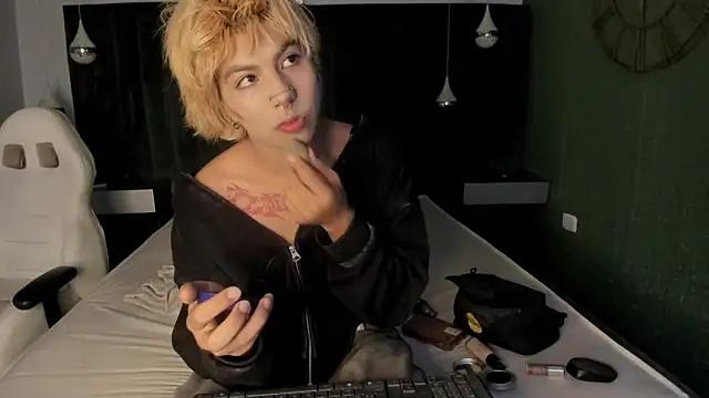 OliIverr22 online show from November 2025 08:07:01 PM