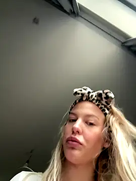 Chloemillerrxx online show from October 2025 01:21:01 PM