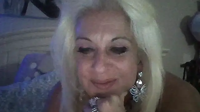 Snapshot of StacysMomXOXO chatting on October 2025 03:29:02 AM StacysMomXOXO online show from October 2025 03:29:02 AM