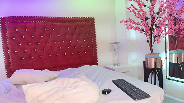 Anie johnson online show from November 2025 12:00:02 AM