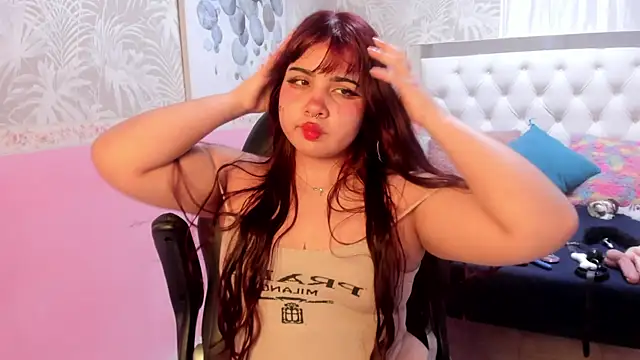 Snapshot of Zara_Snow chatting on April 2026 12:49:02 AM Zara Snow online show from April 2026 12:49:02 AM
