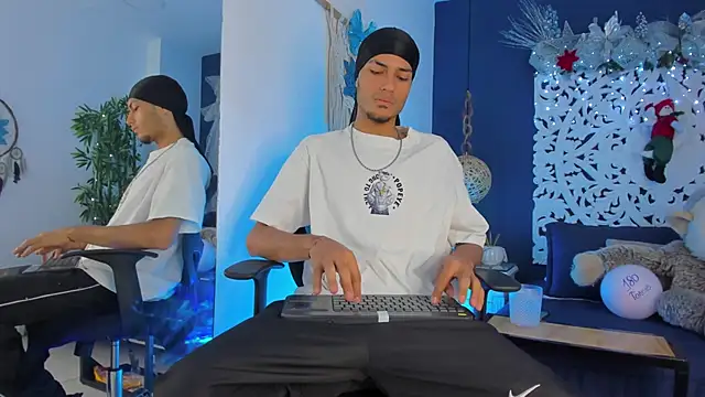 Adonis WB online show from December 2025 10:19:01 PM