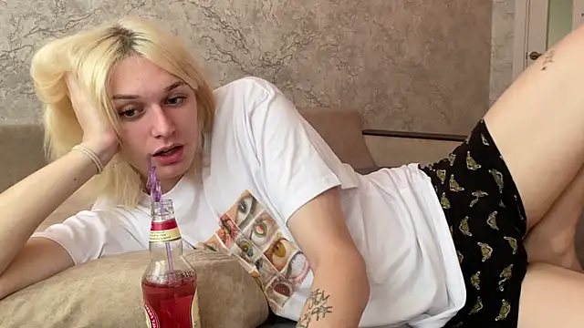 Snapshot of evelina228 chatting on October 2025 06:53:02 AM evelina228 online show from October 2025 06:53:02 AM