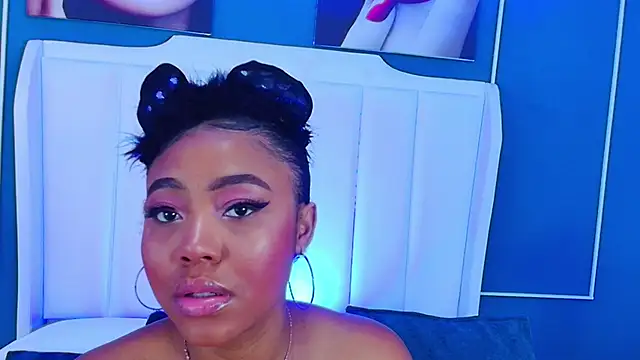 Snapshot of AngelaRoberts chatting on October 2025 04:35:02 AM AngelaRoberts online show from October 2025 04:35:02 AM