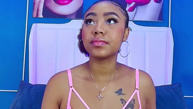 Snapshot of AngelaRoberts chatting on October 2025 02:45:02 AM AngelaRoberts online show from October 2025 02:45:02 AM